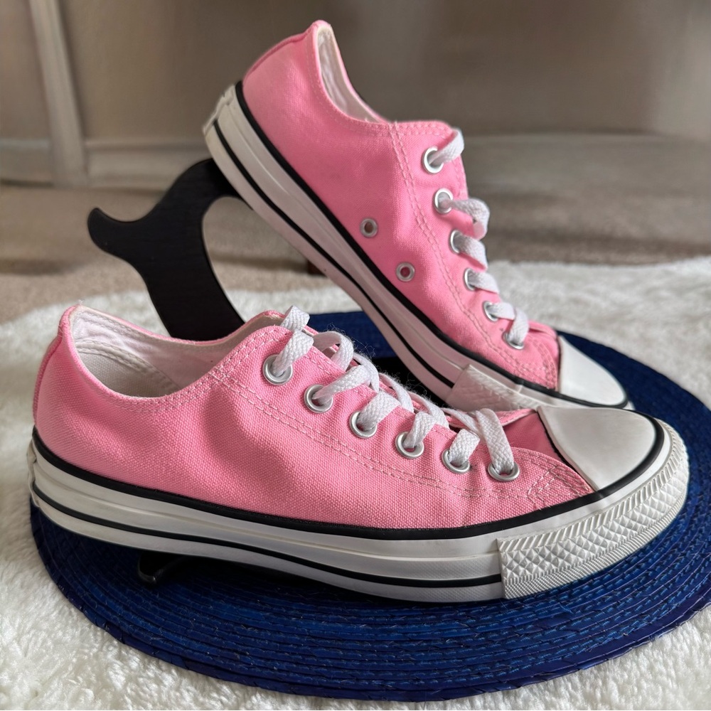 Converse All Stars Pink Canvas Sneakers Women’s Size 7
Men’s Size 5